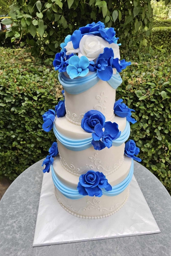 Сватбена торта в бяло и синьо