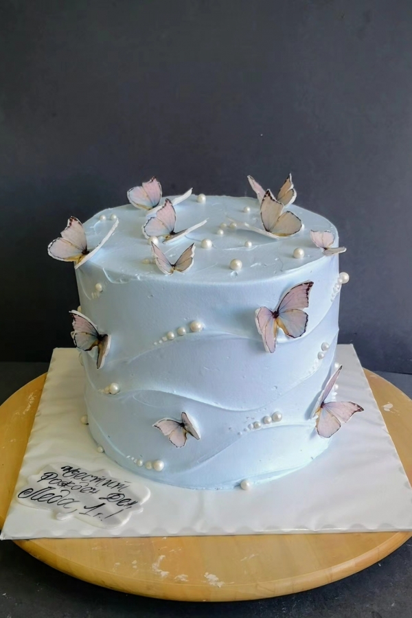 Торта в синьо с пеперуди