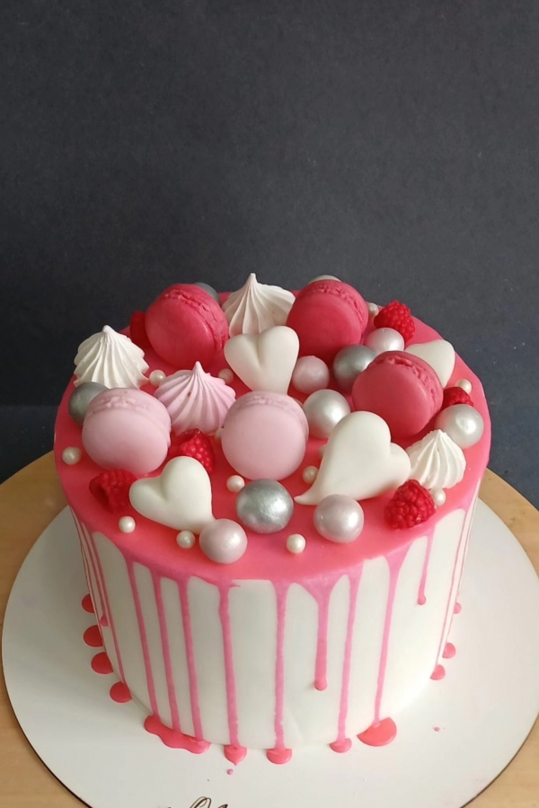 Торта в розово и бяло