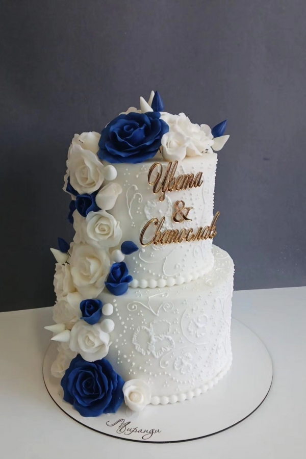 Сватбена торта в бяло и синьо