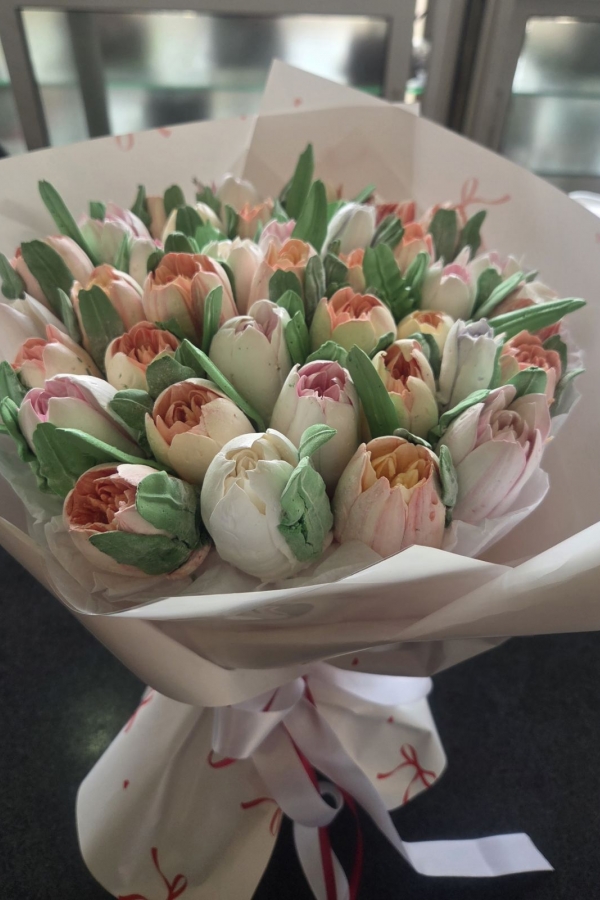 Букет от сладки лалета